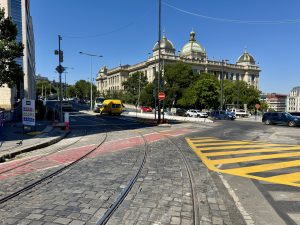 Odklonění magistrály kvůli výstavbě nové tramvajvé trati Muzeum. Foto: DPP