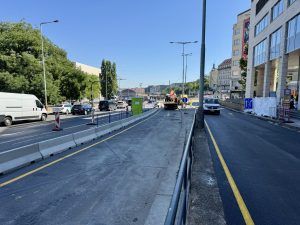 Odklonění magistrály kvůli výstavbě nové tramvajvé trati Muzeum. Foto: DPP