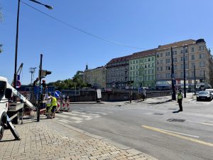 Odklonění magistrály kvůli výstavbě nové tramvajvé trati Muzeum. Foto: DPP