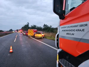 Nehoda autobusu na dálnici D2. Zdroj: HZS JMK