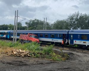Nehoda vlaku EN 477 s nákladním automobilem. Zdroj: Polícia SR - Bratislavský kraj