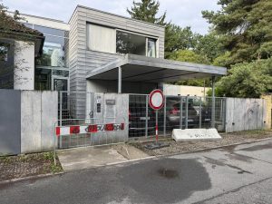 Dům zastupitele Klánovice Ferdinanda Poláka po útoku místních.