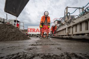 Na dokončení D1 se pracuje i po setmění.
Zdroj: Strabag