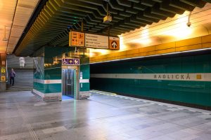 Nový výtah z vestibulu na nástupiště stanice metra Radlická,  jednokabinový s kapacitou pro 13 osob. Foto: DPP