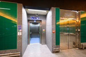 Nový výtah z vestibulu na nástupiště stanice metra Radlická,  jednokabinový s kapacitou pro 13 osob. Foto: DPP