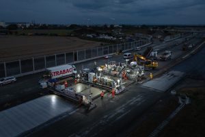 Na dokončení D1 se pracuje i po setmění.
Zdroj: Strabag