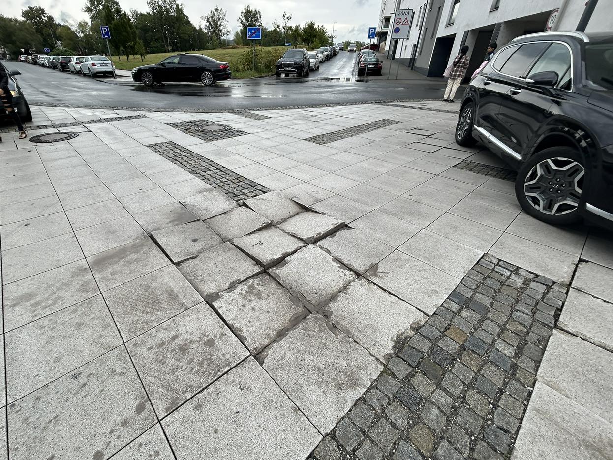 Zničená dlažba u Karoliny. Foto: Jan Dohnal