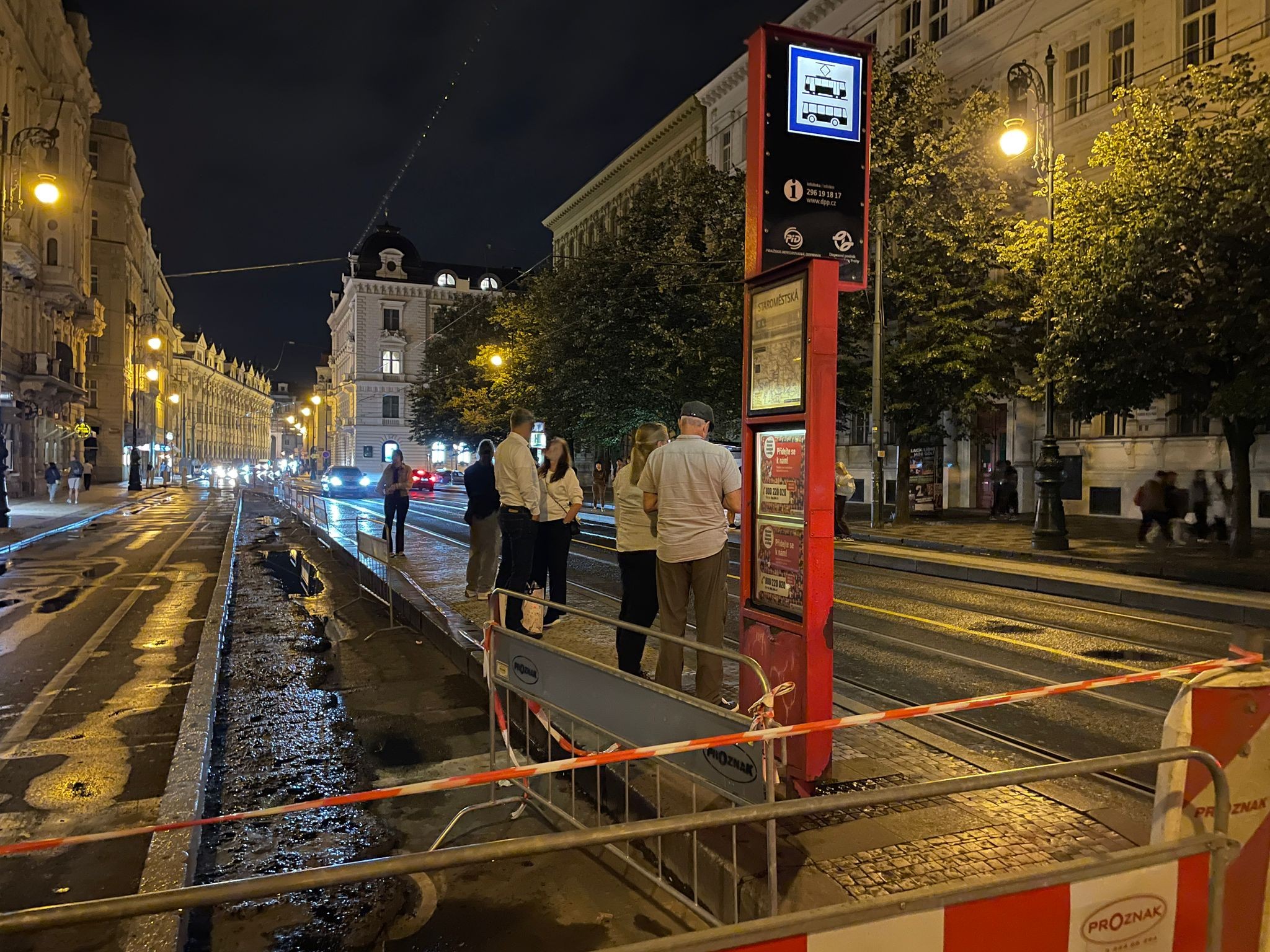 Práce na rozšíření nástupního ostrůvku zastávky Staroměstská zasahují do části vozovky. Foto: Zdopravy.cz / Vojtěch Očadlý