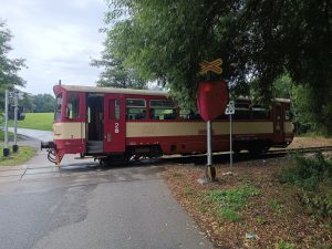 Motorový vůz 810 na přejezdu se zakrytým výstražným zařízením u Trhového Štěpánova. Foto: Railway Capital