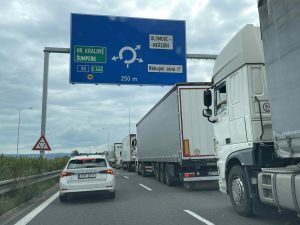 Provizorní okružní křižovatka a kolony u olomouckého Globusu.Foto: Zdopravy.cz / Vojtěch Očadlý