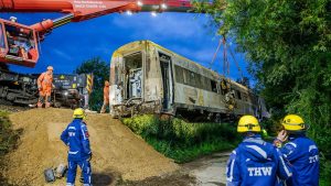 Vyprošťování vykolejeného vlaku u Riedlingenu. Foto: Thomas Niedermüller / Deutsche Bahn