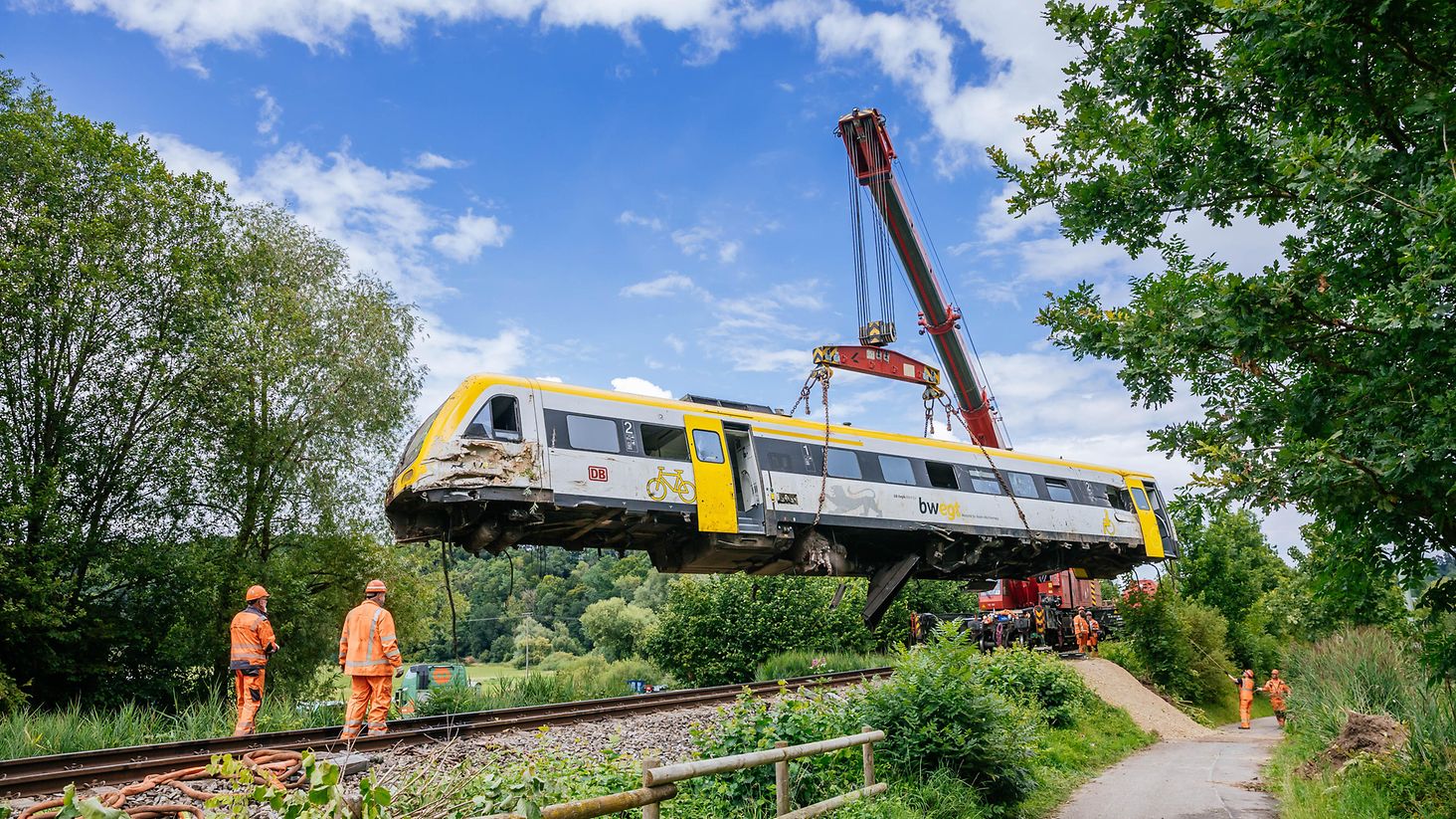 Vyprošťování vykolejeného vlaku u Riedlingenu. Foto: Thomas Niedermüller / Deutsche Bahn