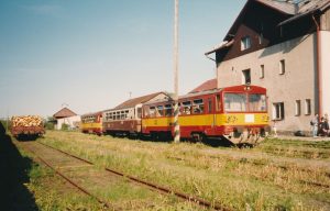 Květen 1996 a poslední den provozu osobních vlaků v Bochově. Pramen: Archiv Michala Roha