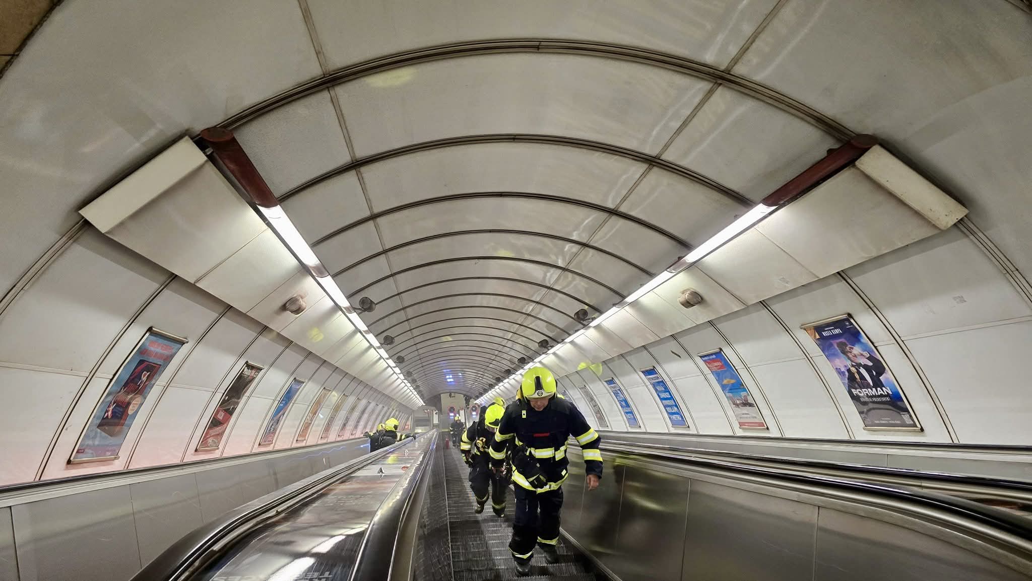 Požár eskalátoru ve stanici metra Staroměstská. Foto: Hasiči Praha