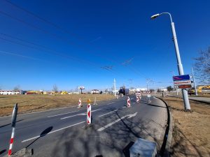 Práce na proměně okružní křižovatky v Plzni u Makra. Foto: ŘSD