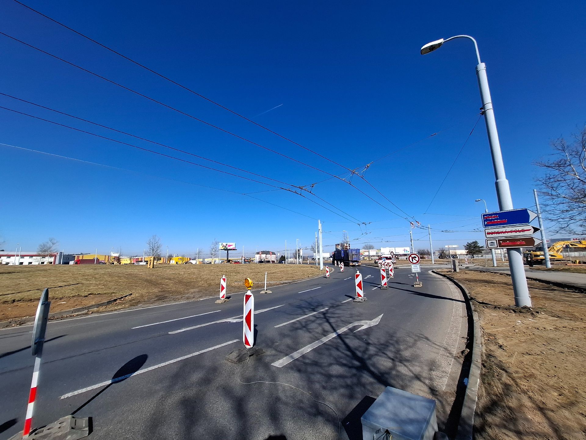 Práce na proměně okružní křižovatky v Plzni u Makra. Foto: ŘSD