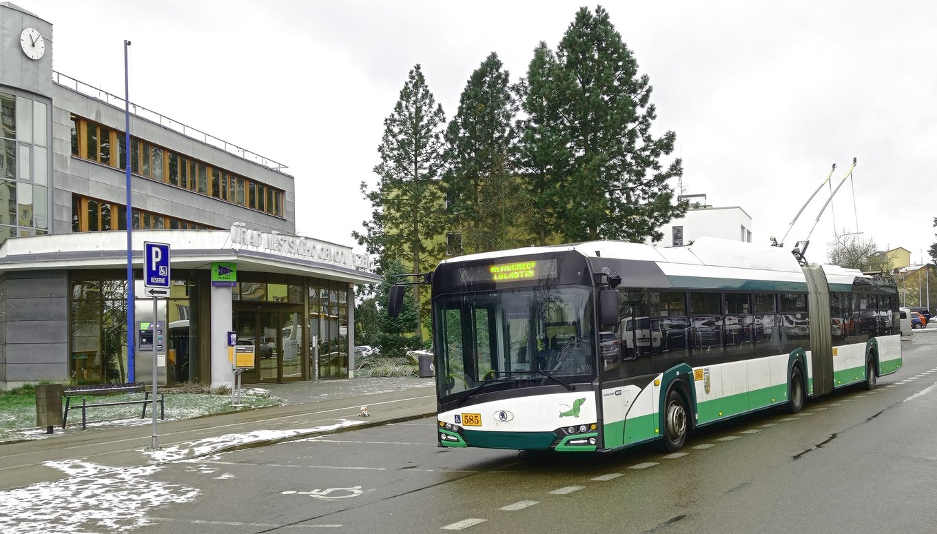 Vizualizace trolejbusu před úřadem městské části Plzeň 1. Pramen: Město Plzeň