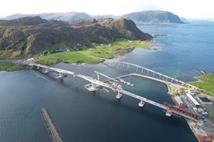 Stavba nového mostu mezi ostrovy mezi ostrovy Bergsøya a Nerlandsøya (červenec 2025). Pramen: Metrostav Norge