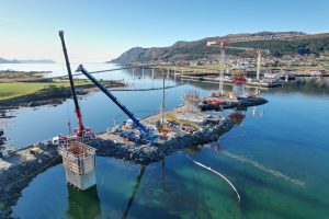 Stavba nového mostu mezi ostrovy mezi ostrovy Bergsøya a Nerlandsøya. Pramen: Metrostav Norge