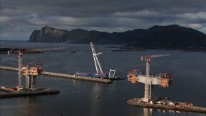 Stavba nového mostu mezi ostrovy mezi ostrovy Bergsøya a Nerlandsøya. Pramen: Metrostav Norge