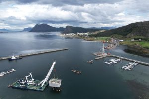 Stavba nového mostu mezi ostrovy mezi ostrovy Bergsøya a Nerlandsøya (červenec 2025). Pramen: Metrostav Norge