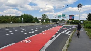 Nový cyklopruh na Chlumecké ulici. Foto: Petr Novák pro Zdopravy.cz