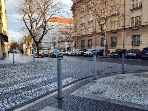 Sloupky z plastu či železa chrání na Praze 6 chodníky a brání parkování. Foto: Dopravni6.cz
