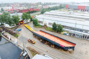 Transport poloviny konstrukce železničního mostu určené pro přemostění Nádražní ulice. Metrostav DIZ