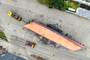 Transport poloviny konstrukce železničního mostu určené pro přemostění Nádražní ulice. Metrostav DIZ