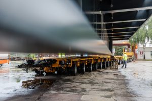 Transport poloviny konstrukce železničního mostu určené pro přemostění Nádražní ulice. Metrostav DIZ