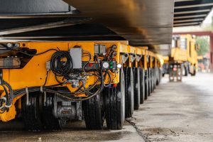Transport poloviny konstrukce železničního mostu určené pro přemostění Nádražní ulice. Metrostav DIZ