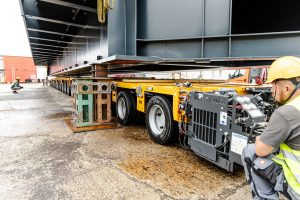 Transport poloviny konstrukce železničního mostu určené pro přemostění Nádražní ulice. Metrostav DIZ