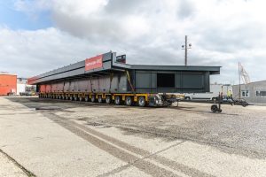 Transport poloviny konstrukce železničního mostu určené pro přemostění Nádražní ulice. Metrostav DIZ