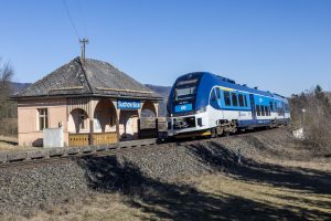 Jednotka RegioFox na trati z Trutnova do Jaroměře. Foto: České dráhy