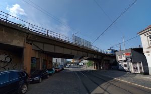 Železniční most přes Nádražní ulici v Praze před rekonstrukcí. Zdroj: Mapy.cz
