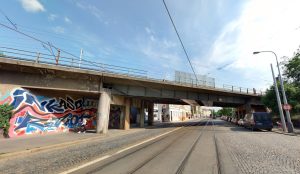 Železniční most přes Nádražní ulici v Praze před rekonstrukcí. Zdroj: Mapy.cz