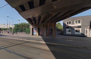 Železniční most přes Nádražní ulici v Praze před rekonstrukcí. Zdroj: Mapy.cz