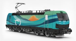 Lokomotiva Siemens Vectron s polepem odkazujícím na vrchol Vršatec. Zdroj: ZSSK