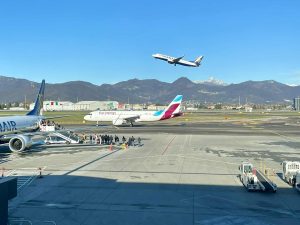 Letiště Bergamo s letouny Eurowings a Ryanair. Foto: Zdopravy.cz / Vojtěch Očadlý