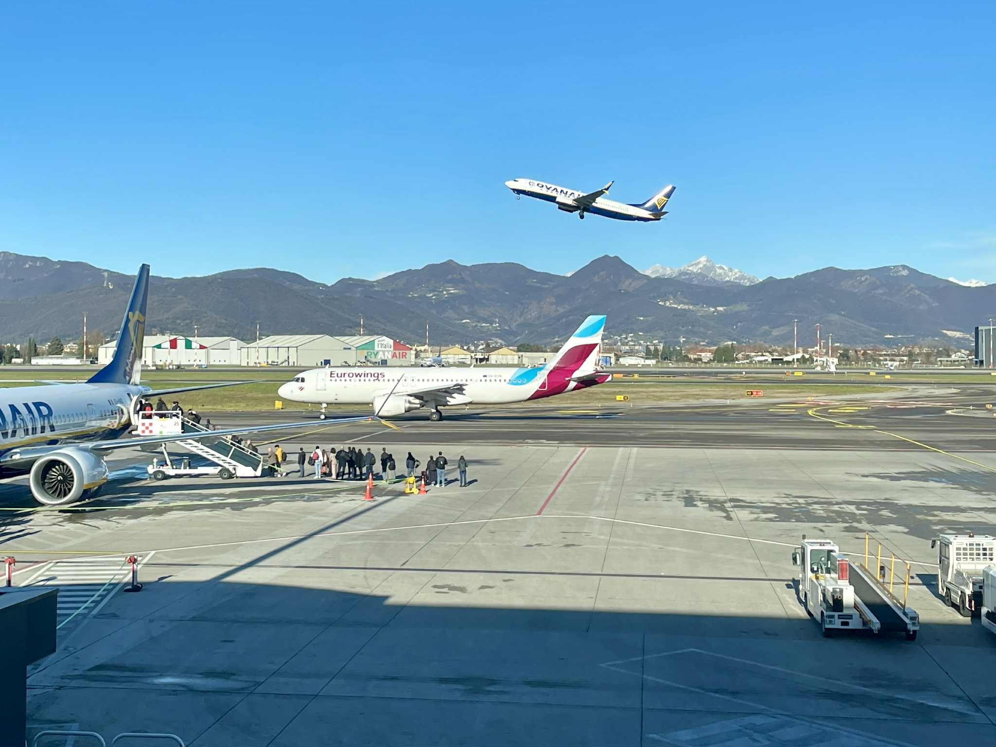 Letiště Bergamo s letouny Eurowings a Ryanair. Foto: Zdopravy.cz / Vojtěch Očadlý