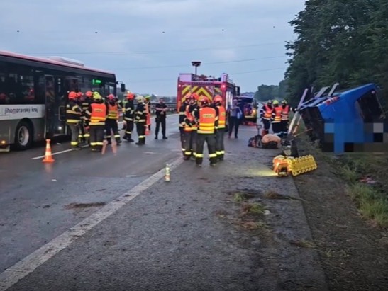 Nehoda autobusu na dálnici D2. Zdroj: HZS JMK