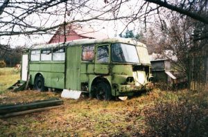 Vrak autobusu Ikarus sloužil jako zahradní chatka. Nyní se mu vrátí původní podoba. Foto: DPP