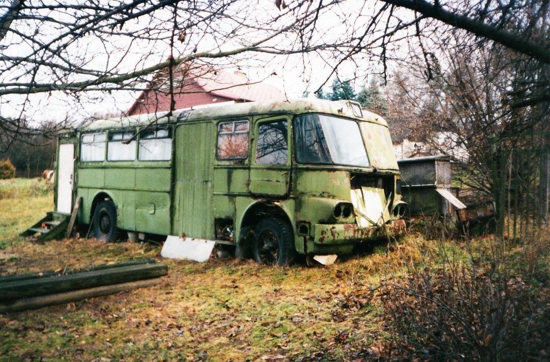 Vrak autobusu Ikarus sloužil jako zahradní chatka. Nyní se mu vrátí původní podoba. Foto: DPP