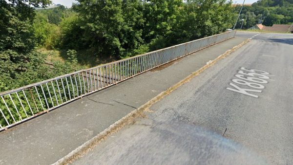 Silniční most přes trať v Mittelherwigsdorfu. Foto: Google Street View