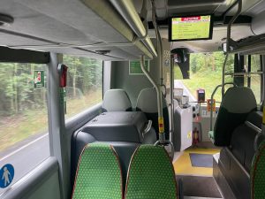 Zelený interiér autobusu Dopravní společnosti Ústeckého kraje na lince 650. Autor: Zdopravy.cz/Ondřej Kubala