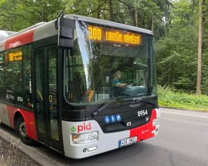 Kloubový autobus SOR na lince PID 300. Autor: Zdopravy.cz/Ondřej Kubala