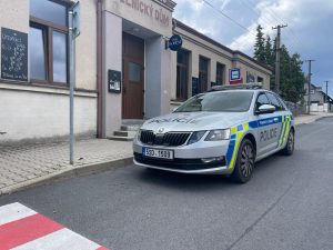 Problém s pasažérkou přijela do Pcher řešit policejní hlídka. Autor: Zdopravy.cz/Ondřej Kubala