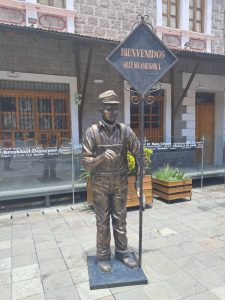 Vítejte na nádraží v Alausí. Nápis je ve španělštině i kečuánštině.