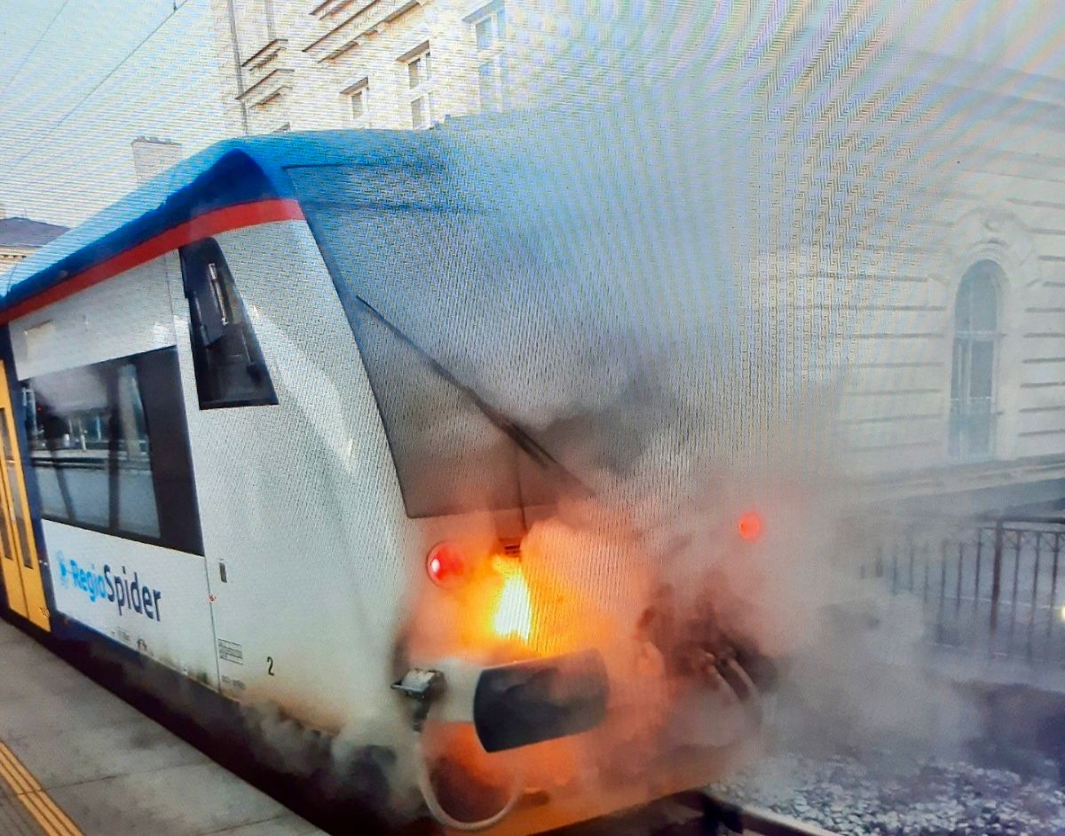 Požár motorové vozu Stadler RS1 v Chocni. Foto: Hasiči Správy železnic