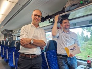 Viceprezident Siemens Mobility pro regionální dopravu Thomas Graetz (vlevo) a projektový vedoucí dopravce NEB Denis Kasse. Foto: Zdopravy.cz / Jan Nevyhoštěný